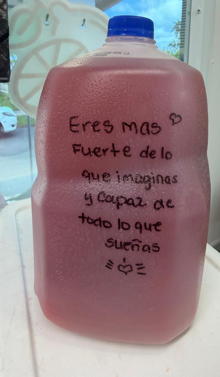 Jarra de limonada con una nota escrita a mano